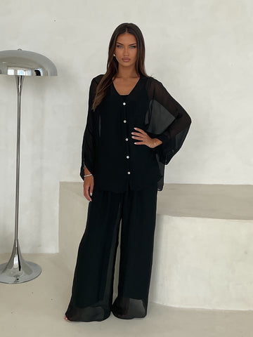NAILA in Black